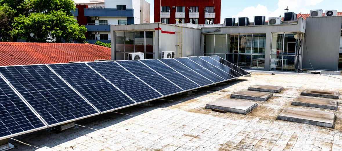 Paneles solares instalados sobre una cubierta